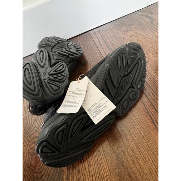 Adidas Ozweego Junior Sneakers 6 Triple Black Mesh Athletic Running Shoes EE7775 - Picture 7 of 8